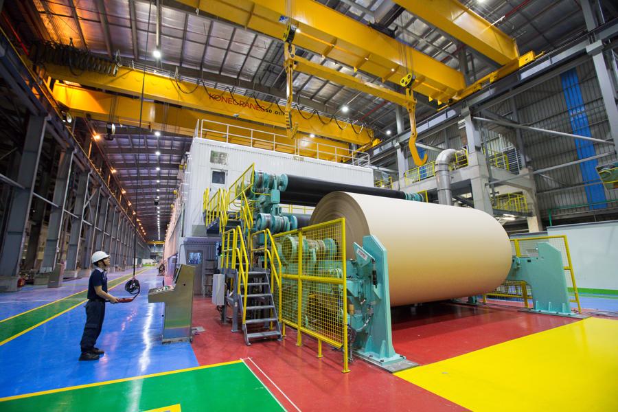 Vina -卡夫环境环境dly包装生产线“ data-original =” https://media.vneconomy.vn/images/upload/2024/12/12/12/12/12/vina-kraft-kraft-kraft-day-chuyen-san-chuyen-san-san-san-san-san-san-san-bao-bao-bao-bao-bi-bi-bi-than-this-thien-thien-thien-thien-thien-voi-voi-mo-truong.jpeg.jpeg.jpeg.jpeg
<figcaption class =“图像捕获”> vina-牛皮环保包装生产线</figcaption>
</figure>
<p>通过与越南政府和利益相关者的合作,SCG积极参加诸如泰国和印度尼西亚等地区国家的越南循环论坛和ESG研讨会等论坛。这些参与使我们能够分享最佳实践,并促进ESG原则,以推动过渡到可持续的未来,从而与企业对促进可持续的经济,社会和环境增长的承诺相一致,而无需抛弃任何人。</p>
<p> <strong>越南实施这些计划有什么优势和前景?</strong> </p>
<p>越南具有几个优势,可以增强其实施可持续性的能力计划。</p>
<p>国家绿色增长战略和绿色融资法律框架证明了越南政府对可持续性的承诺,为企业创造了一个有利的环境。</p>
<p>政府还积极主动提出促进意识并鼓励企业与循环经济目标保持一致的法律。例如,越南向绿色税,绿色分类法和碳环境税提出了明确的方向。这些政策强调朝着可持续性发展。为了进一步努力,政府应建立法律框架以提供特殊的激励措施并吸引绿色融资,后者对于资助气候适应项目并促进可持续的商业实践至关重要。</p>
<p>此外,越南在可再生能源方面具有巨大的潜力,因为这些能源的生产有许多投资和扩张计划。国内外制造在需要减少碳足迹的过程中,艺术家将认为这是投资并促进越南总体减排目标的有利条件。</p>
<p> <strong> SCG面对面的企业面临哪些挑战和困难?</strong> </p>
<p>尽管有优势,但一些挑战可能会阻碍循环经济发展的进步。第一个是基础架构约束。现有的基础设施可能无法完全支持广泛采用可再生能源解决方案或循环经济所需的有效废物管理系统。第二个是财务障碍。为绿色项目获得足够的资金可能是具有挑战性的,尤其是对于可能在融资方面困难的较小企业而言。第三是公众意识差距。需要增加有关可持续性实践的公共教育,以确保社区参与和对绿色倡议的支持。</p>
<p> <strong>您如何看待越南政府和RSQUo; o企业的支持和政策,制定ESG计划/计划以及为绿色增长和可持续发展做出的努力吗?</strong> </p>
<p>越南政府强烈致力于制定循环经济计划的企业。诸如国家绿色增长战略之类的政策为减少多个部门的排放设定了明确的目标。为了加速ESG采用和绿色增长,政府可以考虑实施绿色金融计划或建立循环经济基金。降低碳排放或能源效率提高的投资通常需要重要的财务资源。</p>
<p>政府还应为实施ESG框架的企业提供特殊的激励措施,例如税收减免和补贴。这样的措施可以激励投资者,尤其是中小型企业(SME)。</p>
<p>此外,建立各种利益相关者和社区之间的ESG生态系统将促进合作,K现在分享和集体行动,扩大了可持续性倡议的影响并确保包容性。 SCG通过创新的解决方案和战略合作伙伴关系,致力于促进包容性的绿色增长,并为越南创造更具可持续性和韧性的未来。</p>
<p> <strong>越南循环经济论坛每年举行,以提高商业意识并促进循环经济的发展,并继续确认政府在实施越南在环境保护方面的国际承诺和应对气候变化方面的立场。您今年对论坛的期望是什么?这对SCG的发展计划意味着什么?</strong> </p>
<p>今年的越南循环经济论坛在国内和国际合作伙伴Gatherto讨论向循环经济的过渡以及如何在越南促进这种经济模式的过渡非常重要。我希望E论坛将促进企业,政府机构和民间社会之间的合作,以实现共同的可持续性目标。</p>
<p>关于SCG即将到来的计划,它将借鉴其在泰国的经验,并在其商业伙伴中推广这一点。其中包括绿色产品,例如SCG低碳水泥,这有助于将碳排放量减少20%,并符合可持续的建筑标准。 SCG还正在开发环保包装,例如Green Carton,这有助于将材料使用量减少15%,并且可以完全回收。</p> </p>
<p>在绿色过程中,我们专注于在水泥,砖,瓷砖和纸张生产中用生物量代替化石燃料,目前的生物量使用率为30-40%。 SCG还在屋顶太阳能系统中大量投资以提供清洁的能源解决方案。</p>
<p>同时,我们专注于建立绿色社区并提高公众意识,并在长儿子公社(Long Son Comune)中使用飞行员模型,南部Ba Ria-Vung Tau省。通过教育运动,我们鼓励废物种族隔离和管理,为建造绿色城市和更清洁的社会做出贡献。</p> </div>
<!-- 常见问题开始 -->
<!-- 常见问题结束 -->
</div>
<div class=