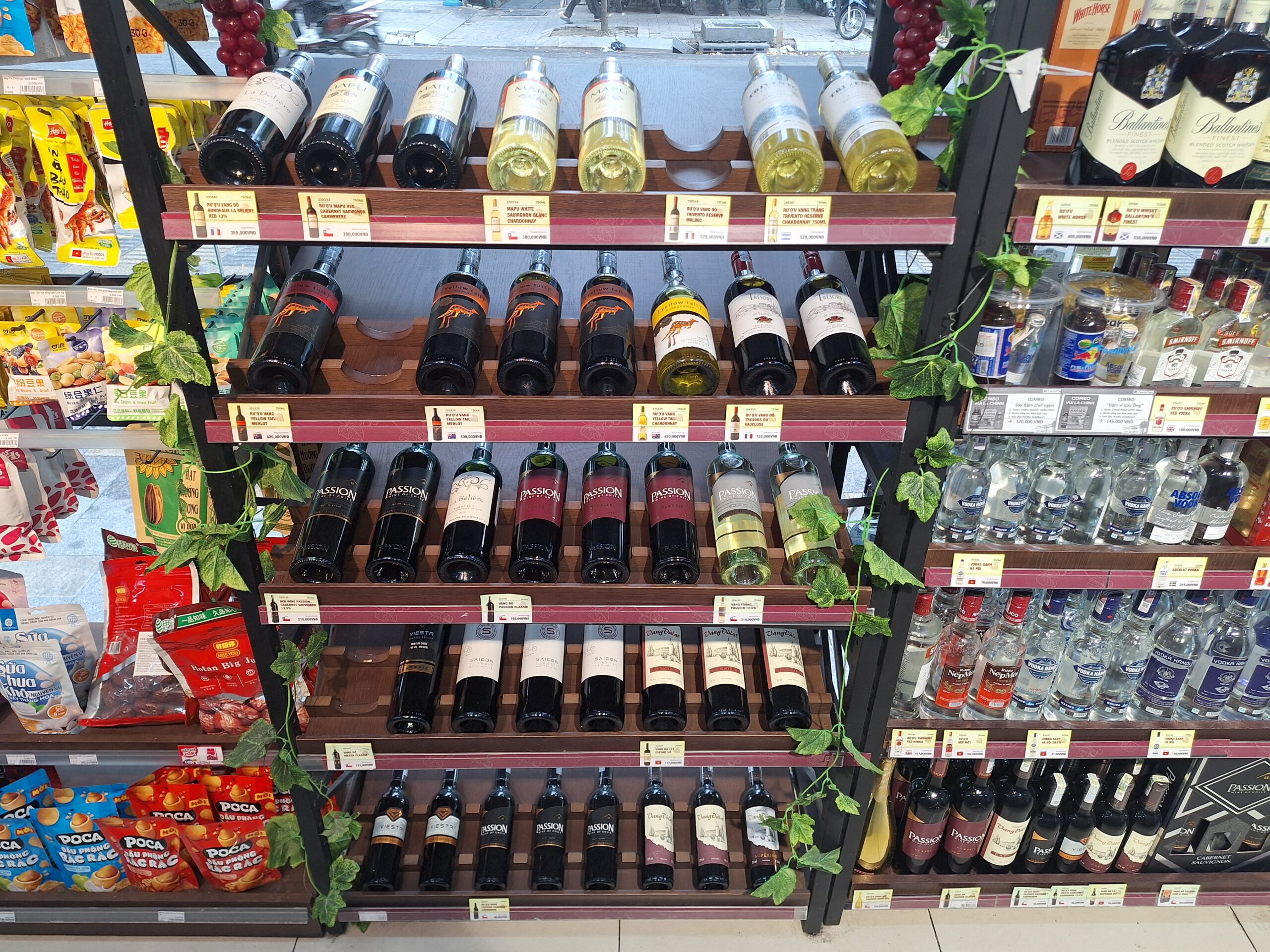 越南胡志明市 Family Mark 便利店提供的精选葡萄酒。