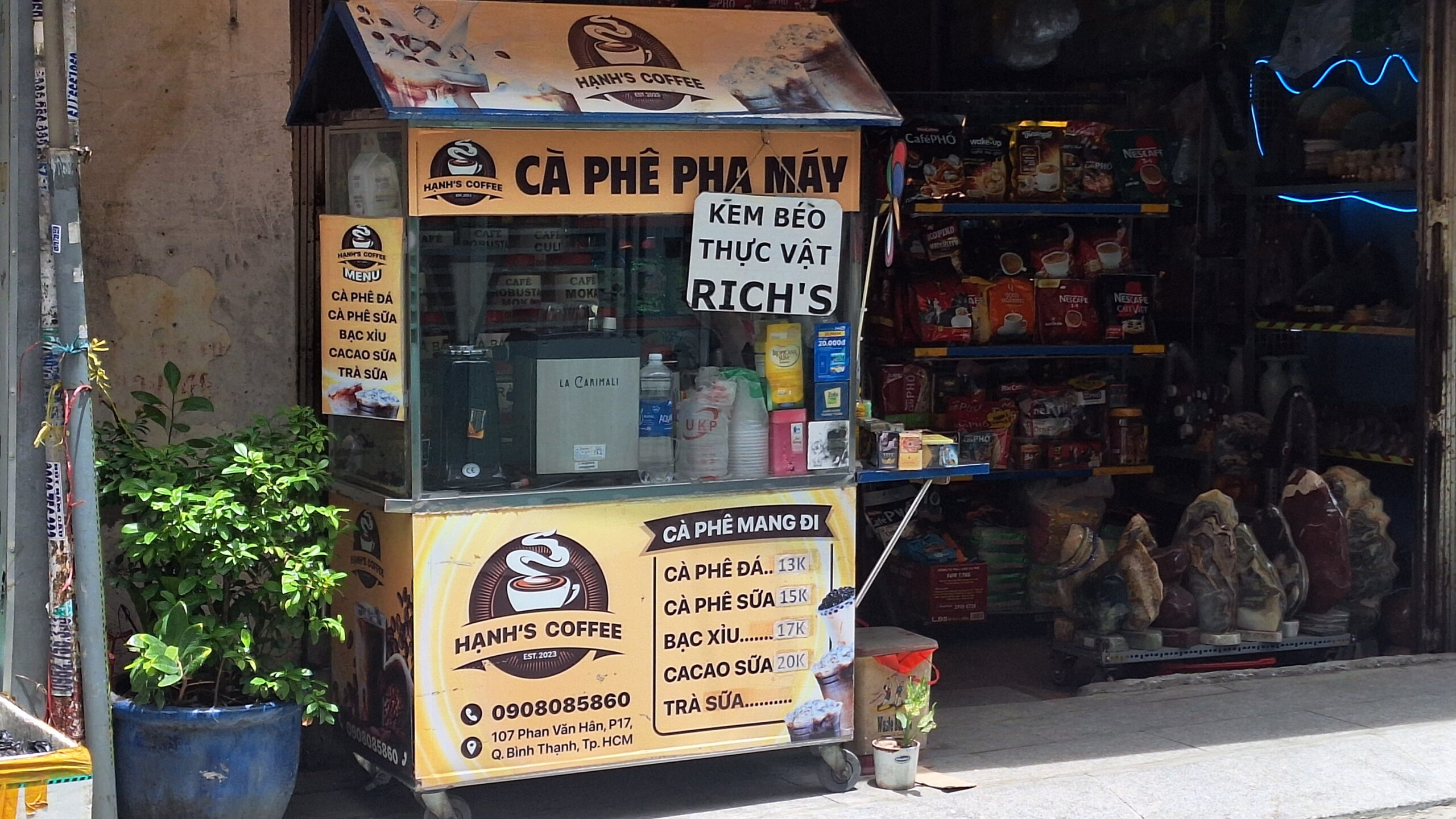 胡志明市的街边小咖啡摊,价格为当地价格。