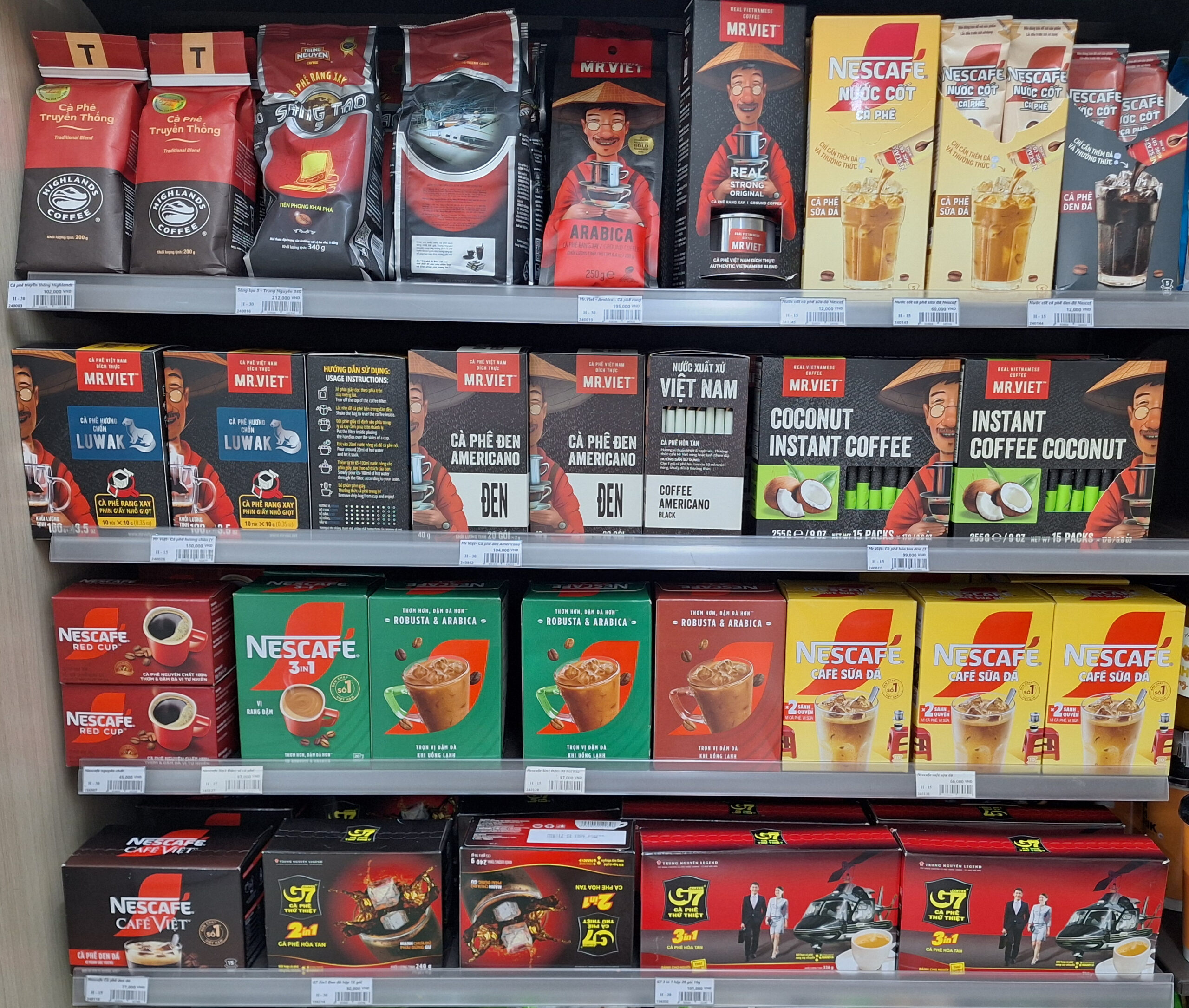 胡志明市全家便利店的咖啡过道。