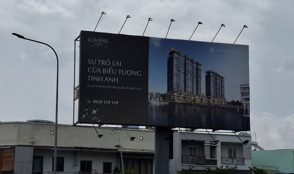 待售公寓广告牌,胡志明市的路边。” width=